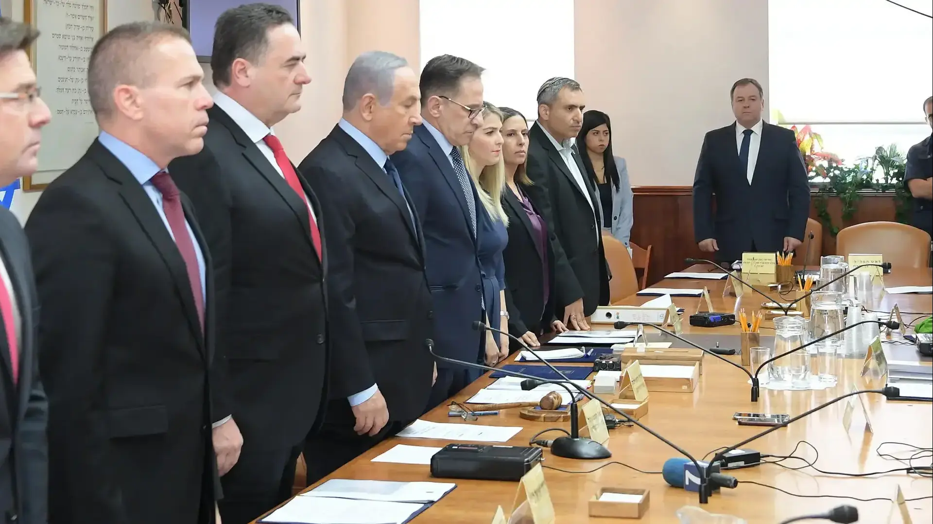 ראש הממשלה בנימין נתניהו עומדים לזכר הנרצחים בבית הכנסת בפיטסבורג, בפתח ישיבת הממשלה. צילום:
