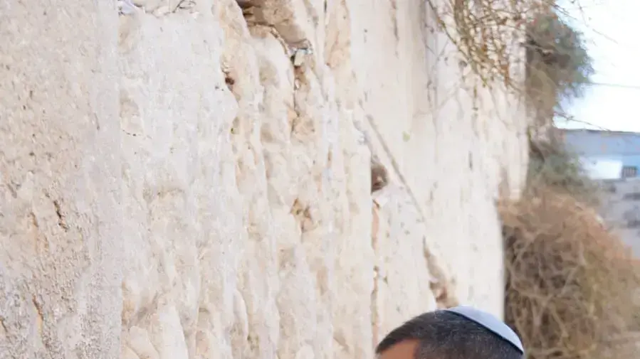 המועמד המוביל לראשות עיריית ירושלים, משה ליאון, פתח את יום הבחירות בתפילת שחרית בכותל המערבי  30 באוקטובר 2018