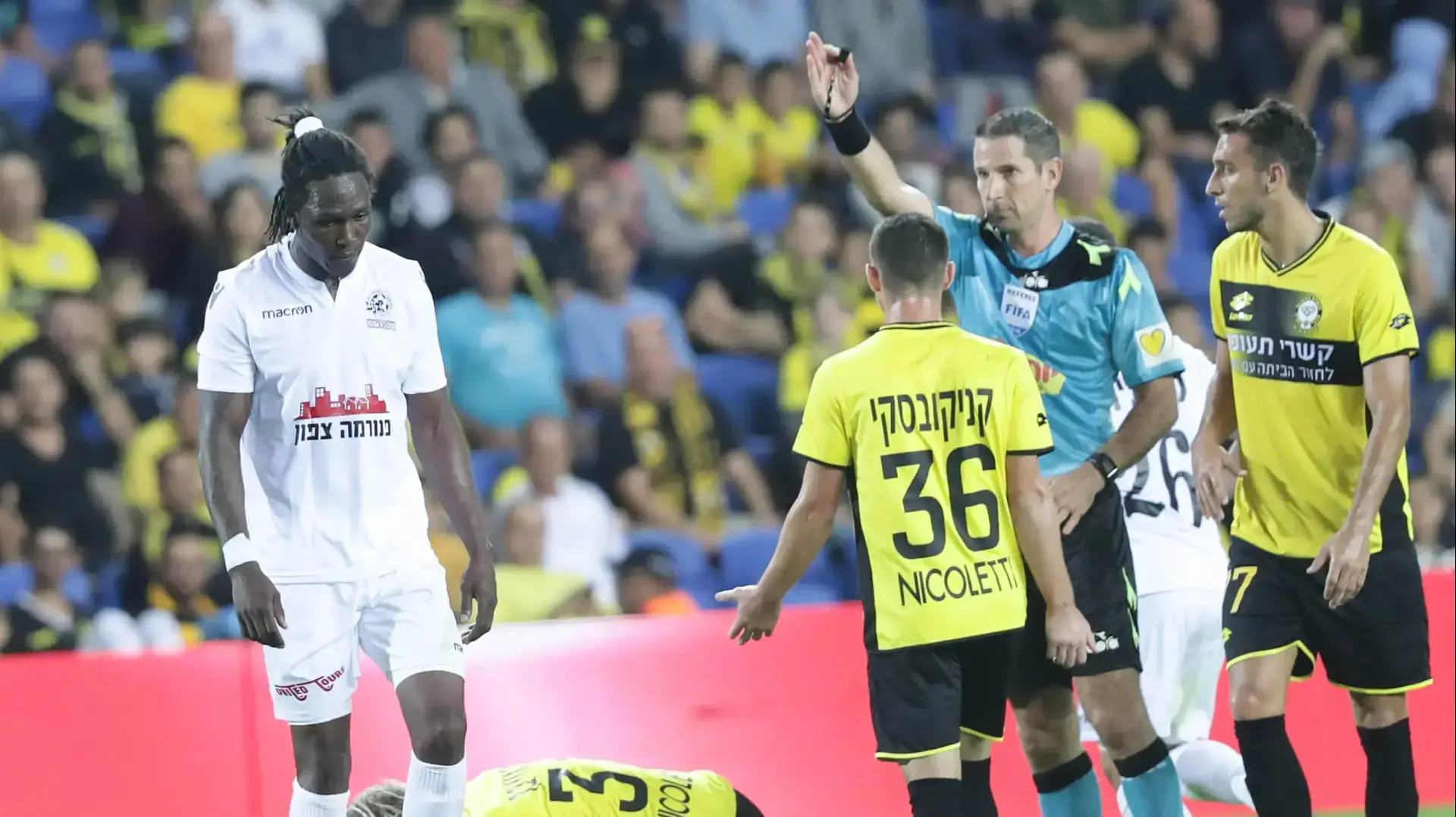 חביב חביבו שחקן מכבי פתח תקוה מול שחקני מכבי נתניה, השופט איתן שמואלביץ'