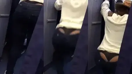 נוסעת עושה סקוואטים בטיסה