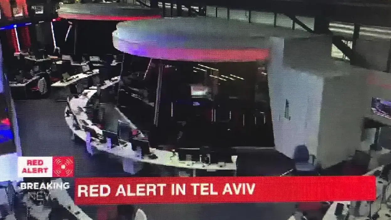 ערוץ החדשות והאקטואליה הבינלאומי i24news, המשדר מישראל, מדווח ב-13 בנובמבר 2018 על אזעקת צבע אדום בתל אביב, שלא היתה ולא נבראה (מ-0:35)