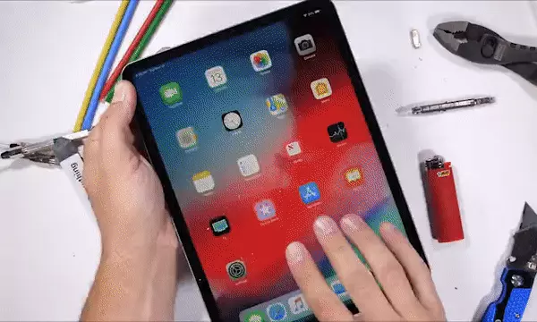 אייפד פרו 2018 מתעקם