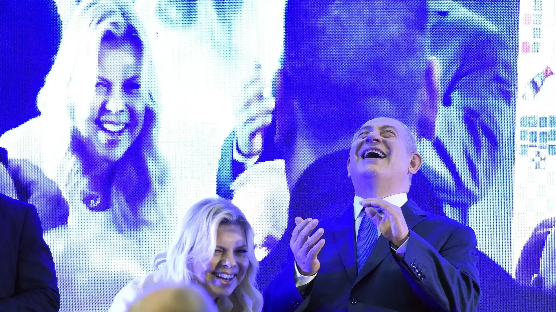 ראש הממשלה, בנימין נתניהו ורעייתו שרה נתניהו במהלך הרמת כוסית בכפר המכביה 3 בדצמבר 2018