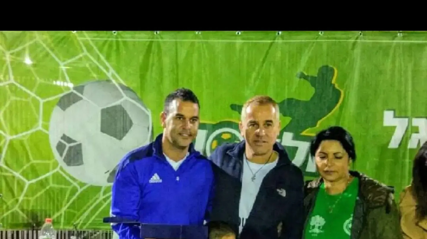עידו שטראוס עם משפחתו של שון כרמלי