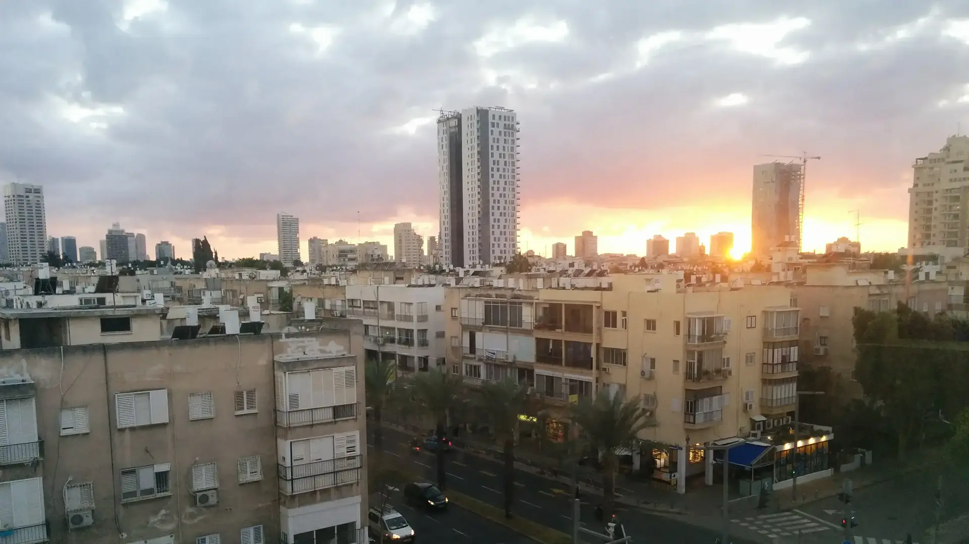 בניינים מעל חנויות ברחוב אבן גבירול פינת פנקס, תל אביב