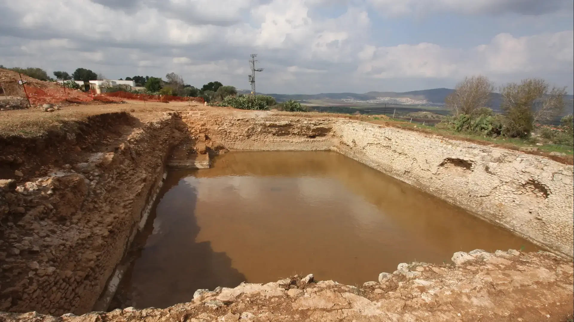 בריכת מים עתיקה מהתקופה הרומית נחשפה בציפורי