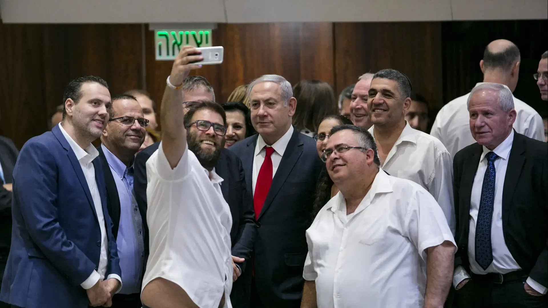 צילום סלפי של ח״כ אורן חזן (הליכוד) עם ראש הממשלה, בנימין נתניהו, ועם חברי הקואליציה לאחר שעבר בכנסת חוק הלאום. צולם על ידי אוליבייה פיטוסי עבור הארץ בכנסת ב-18 ביולי