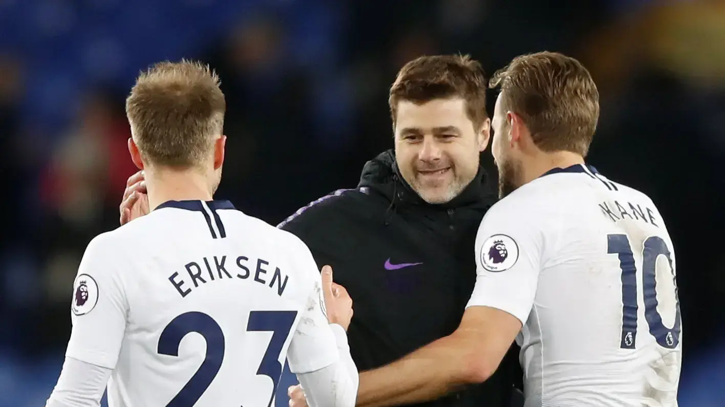 מאמן טוטנהאם מאוריסיו פוצ'טינו עם שחקניו הארי קיין, כריסטיאן אריקסן