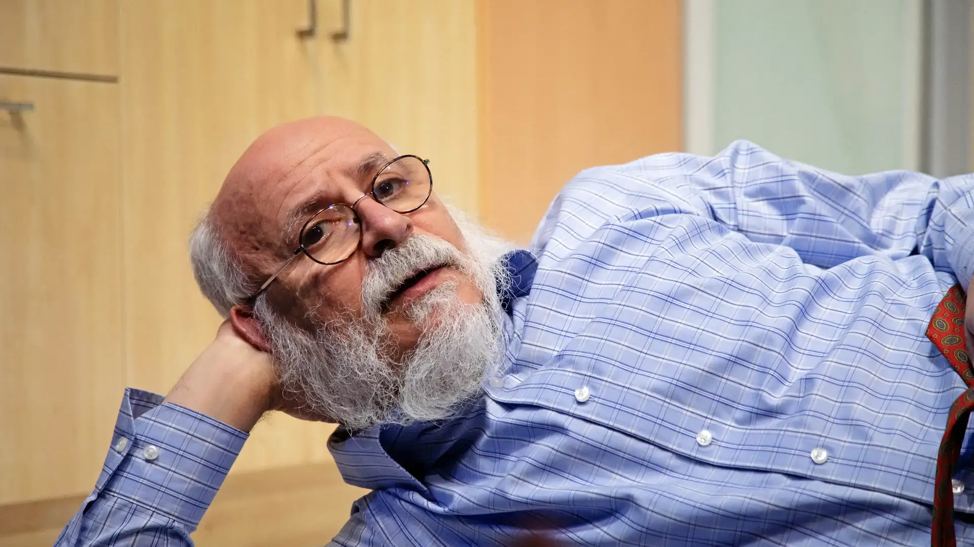 יעקב כהן בהצגה "יש רופא באולם"