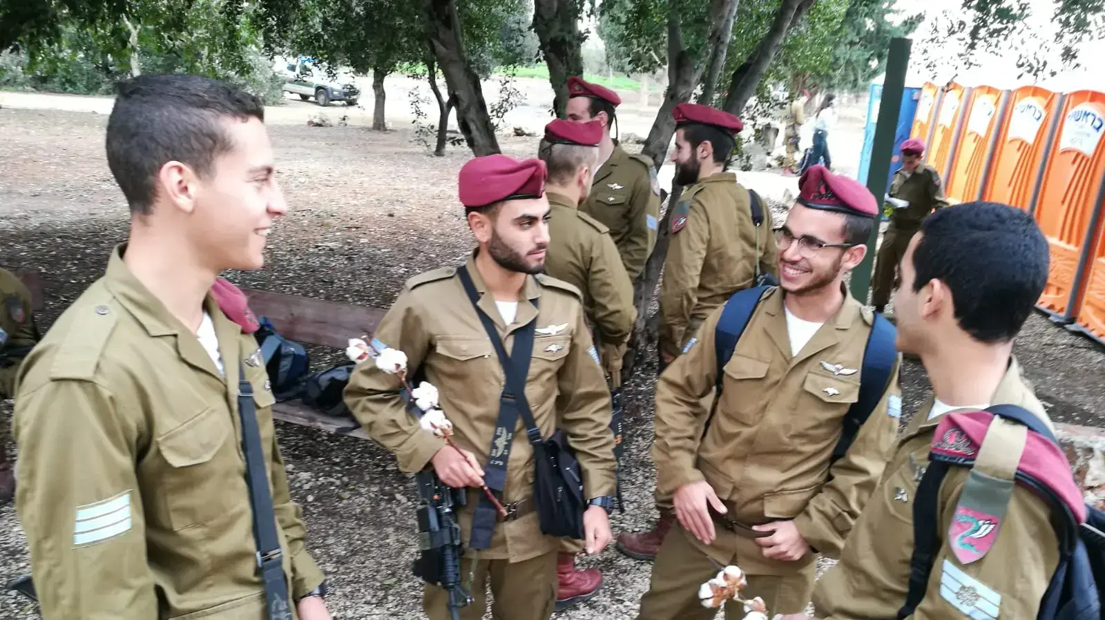 צנחנים בבית הקברות של קיבוץ יפעת, לקראת הלוית צביקה לוי. צנחנים בבית הקברות של קיבוץ יפעת, לקראת הלוית צביקה לוי.