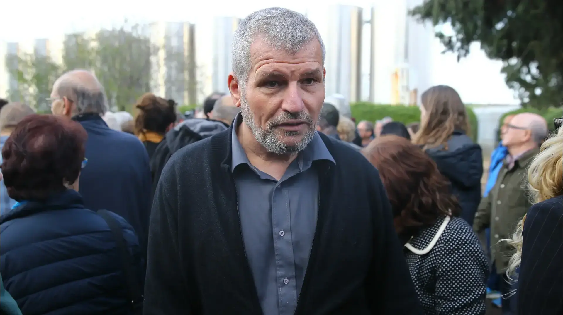 מיקי רוזנטל בהלווית עמוס עוז בקיבוץ חולדה, 31 בדצמבר 2018 מיקי רוזנטל בהלווית עמוס עוז בקיבוץ חולדה, 31 בדצמבר 2018