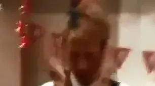 עובד נדרש להכות את עצמו בסלון יופי בסין