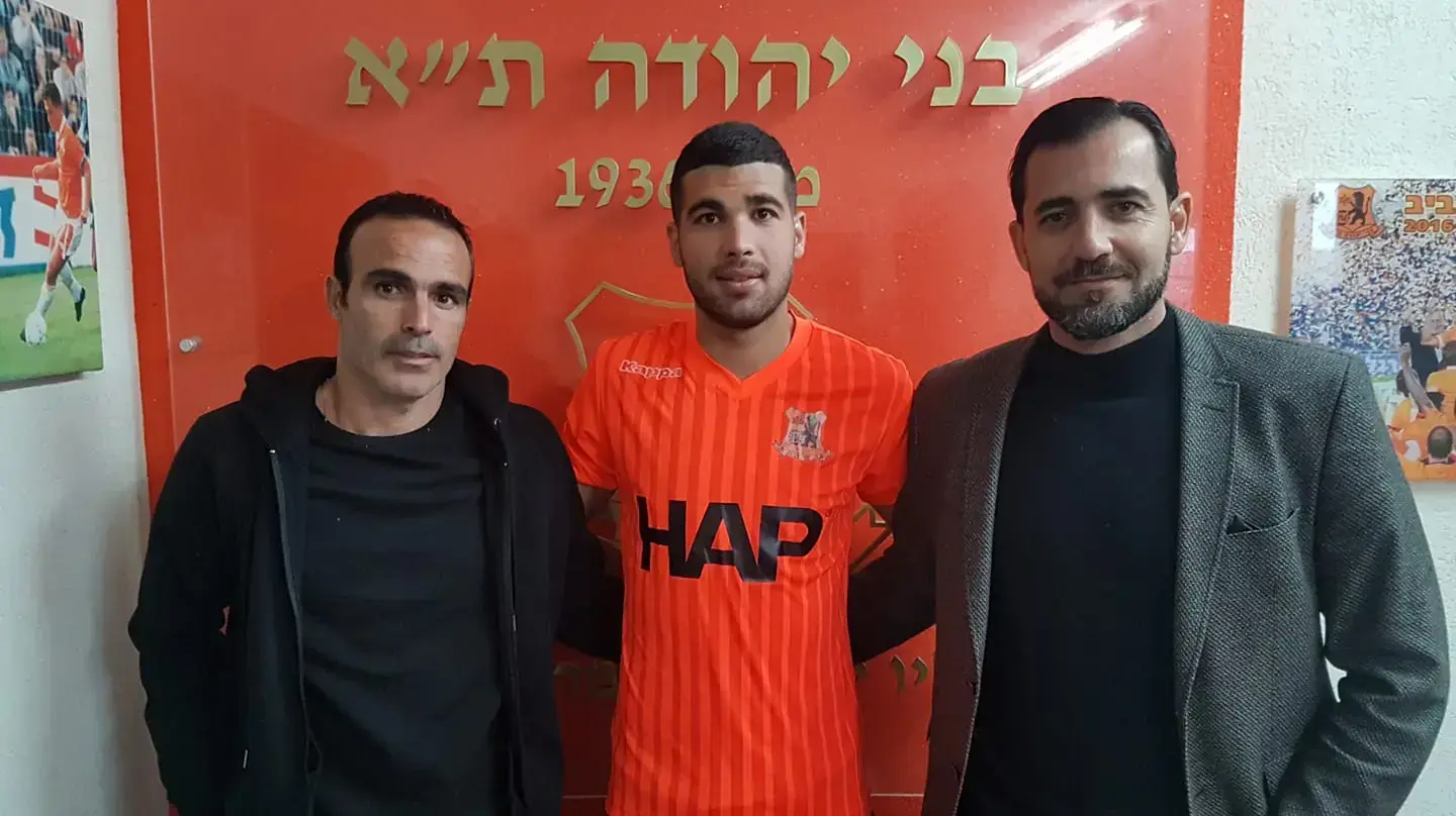 תאמבי סגס מוצג כשחקן בני יהודה לצד דודו דהאן, כפיר אדרי