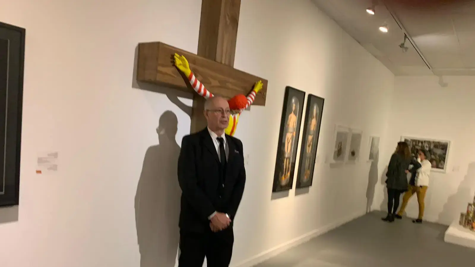 אבטחה על היצירה "מק ישו" במוזיאון חיפה לאמנות