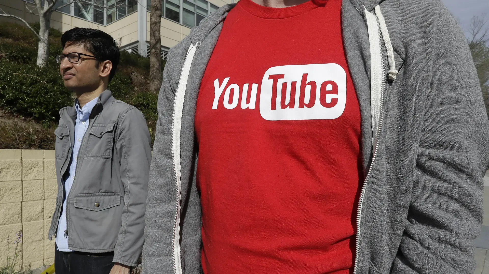 לוגו יוטיוב על חולצה youtube