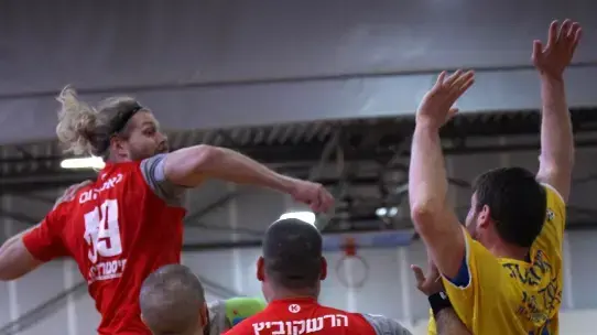 שחקן הפועל אשדוד גאבור לנגהאנס מול מכבי ראשון לציון