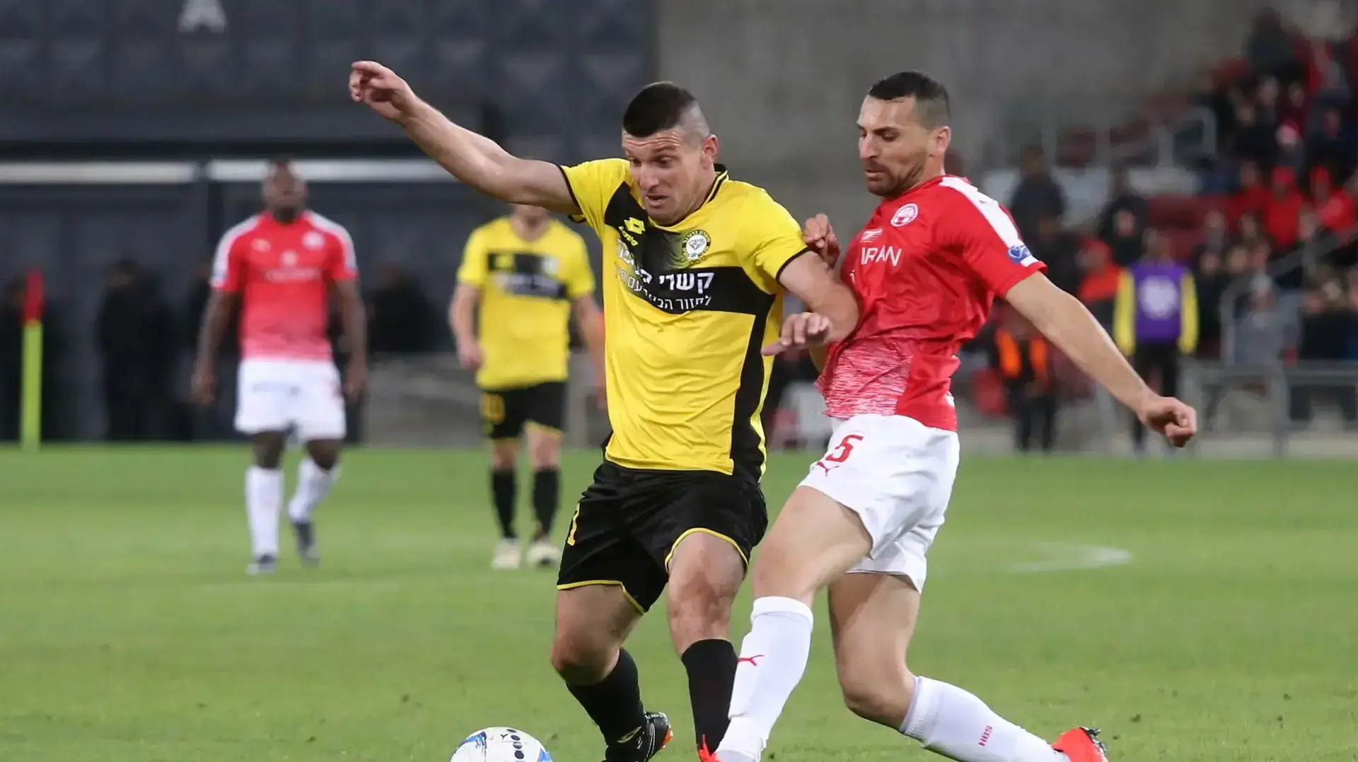 שיר צדק שחקן הפועל באר שבע מול פאטוס בצ'יראי שחקן מכבי נתניה