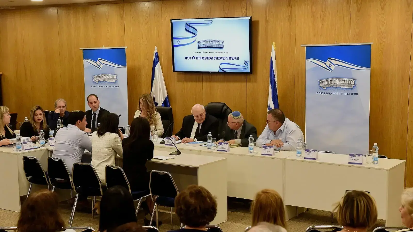 הגשת הרשימות לכנסת לועדת הבחירות המרכזית, 20 בפברואר 2019
דוד ביטן
היועמש של ועדת הבחירות המרכזית עו"ד דין ליבנה, מנכ"ל הוועדה עו"ד אורלי עדס, יו"ר הועדה השופט חנן מלצר