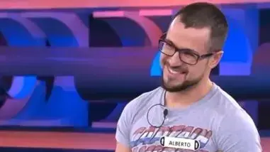 טועה ב"לעוף על המיליון" למרות שתהשובה כתובה לו על החולצה