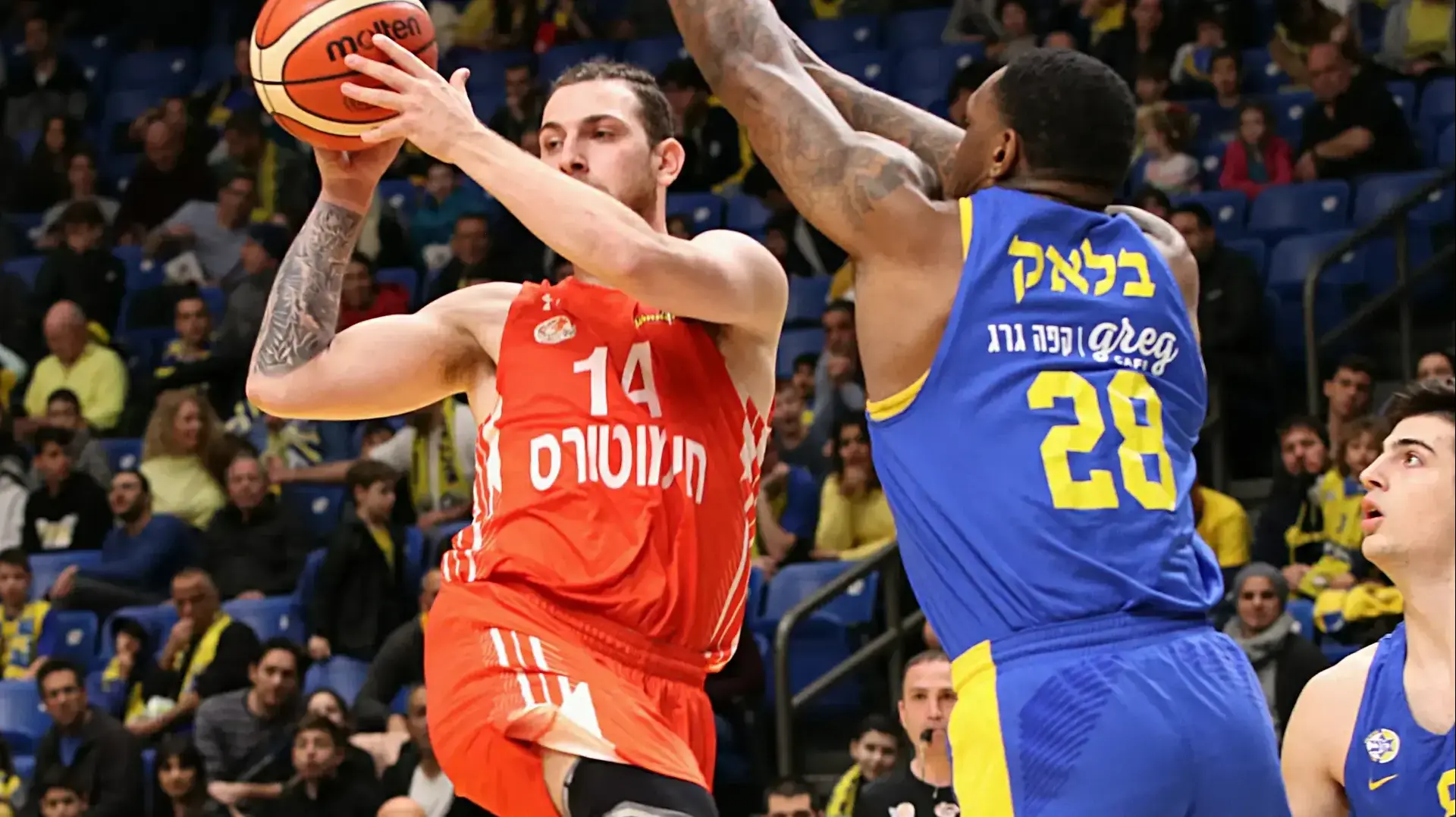 גולן גוט שחקן עירוני נס ציונה מול טאריק בלאק שחקן מכבי תל אביב