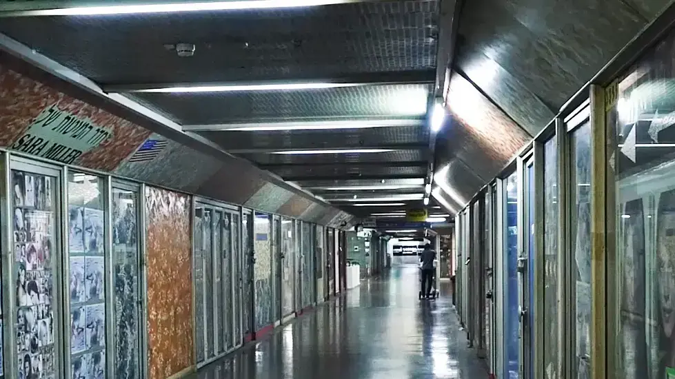חנויות סגורות באחת מקומות התחנה המרכזית תל אביב
