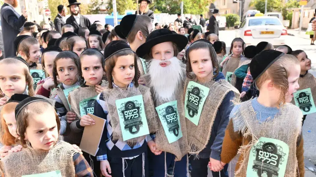 פעילות לילדים במוסד של חסידות סאטמר הקיצונית בבני ברק נגד ההשתתפות בבחירות לכנסת, כפי שנוהגת החסידות מזה שנים ארוכות, 6 במרץ 2019