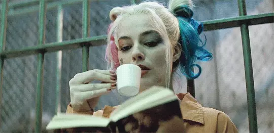 מרגו רובי הארלי קווין גיפ קוראת ספר שותה קפה