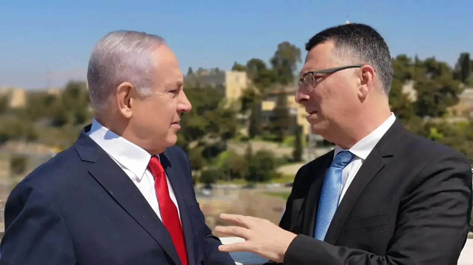 ראש הממשלה בנימין נתניהו משוחח עם גדעון סער בתום ישיבת סיעה מיוחדת של הליכוד לציון יום מותו של בגין. 11 במרץ 2018