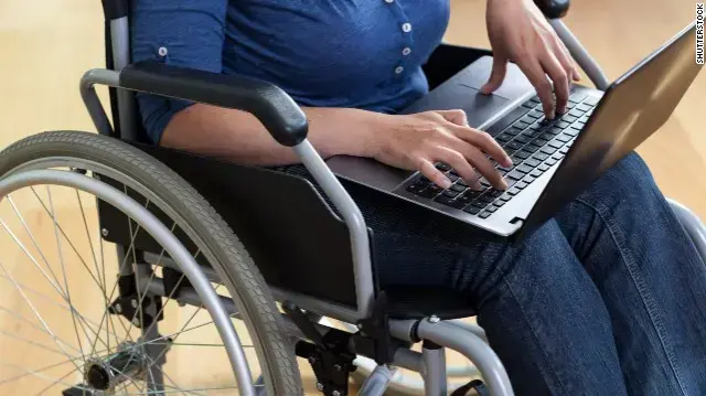 אישה בכסא גלגלים עם מחשב