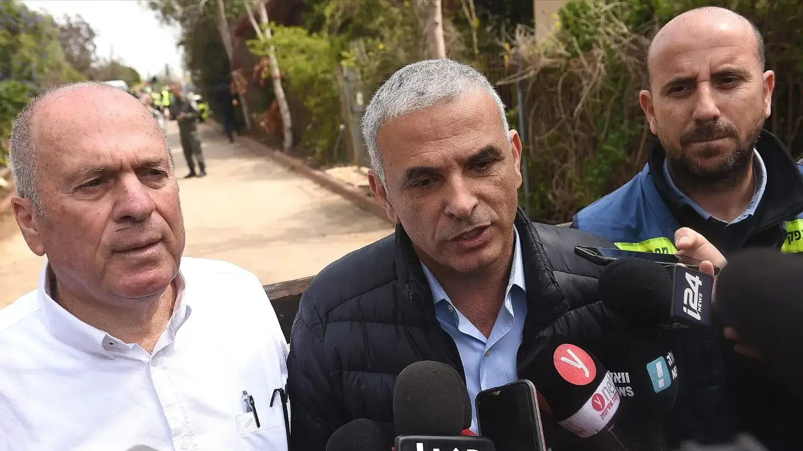 משה כחלון מגיע לזירה בקיבוץ משמרת, 25 במרץ 2019