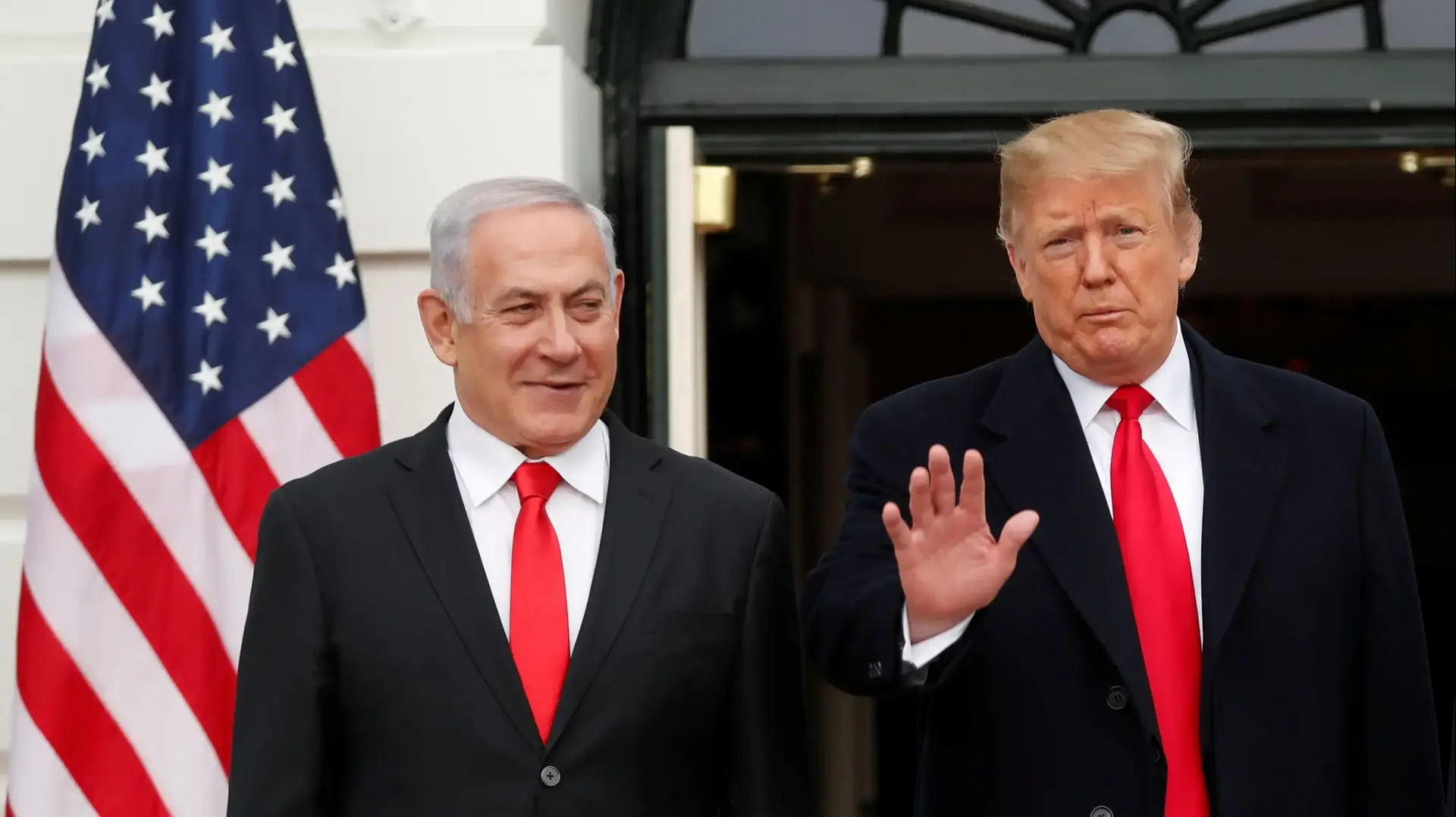נשיא ארה"ב, דונלד טראמפ מברך את ראש הממשלה בנימין נתניהו רגע לפני פגישתם בבית הלבן 25 במרץ 2019