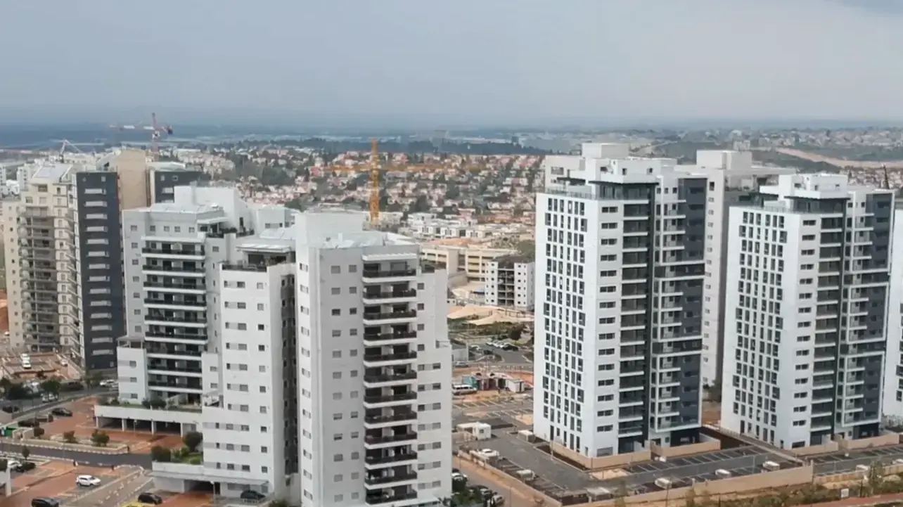 בנייה של מגדלי מגורים בעיר ראש העין
