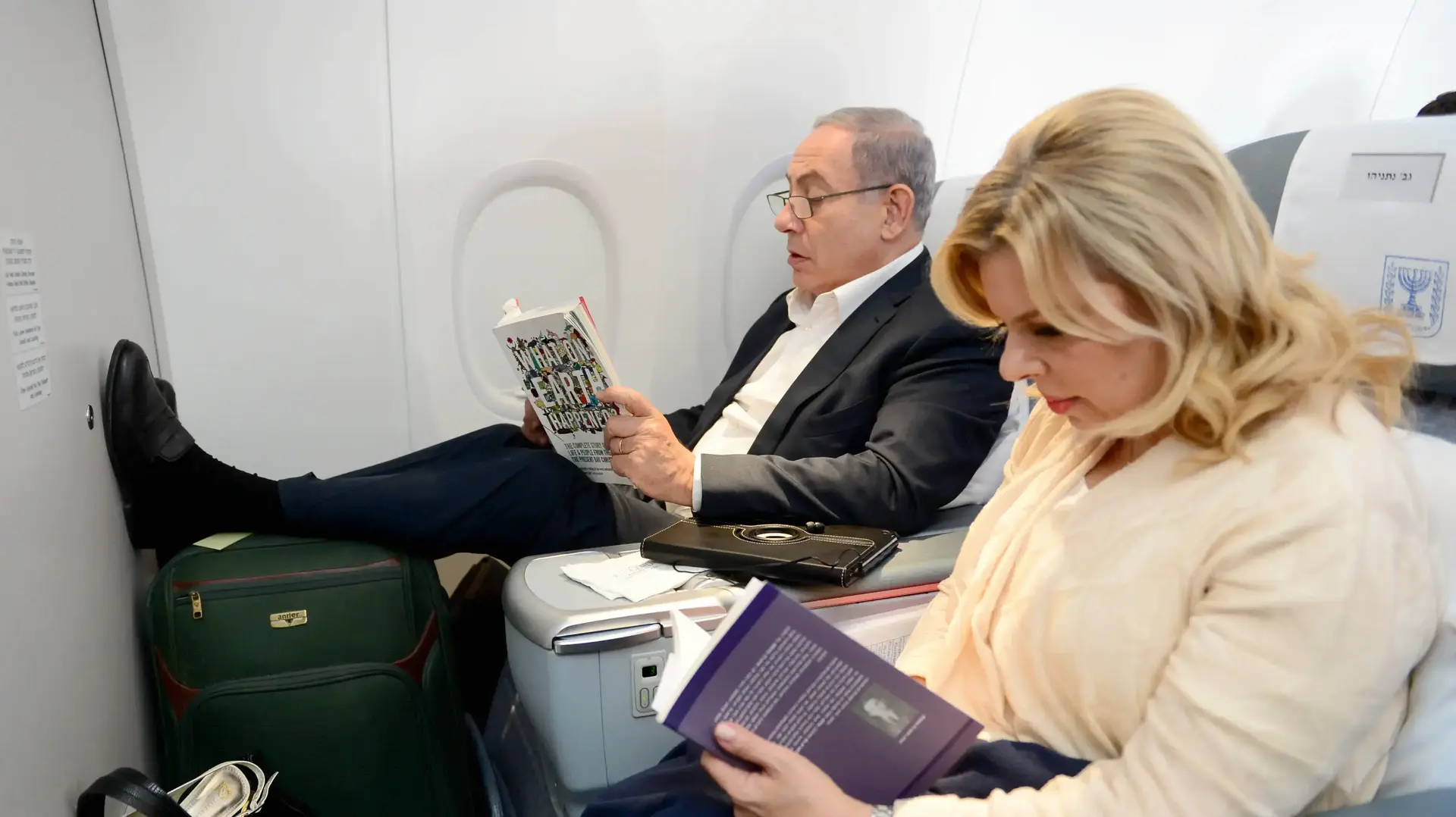 בנימין נתניהו שרה נתניהו קוראים קורא ספר ספרים טיסה מטוס בריטניה ספטמבר 2015