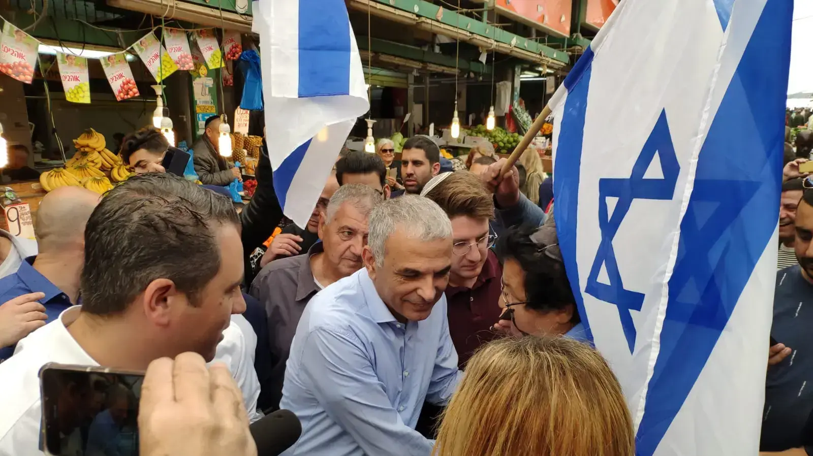 משה כחלון, אלי כהן,וחברי מפלגת "כולנו"בסיור בשוק התקוה לצד שחקני העבר בקבוצת בני יהודה, 28 במרץ 2019