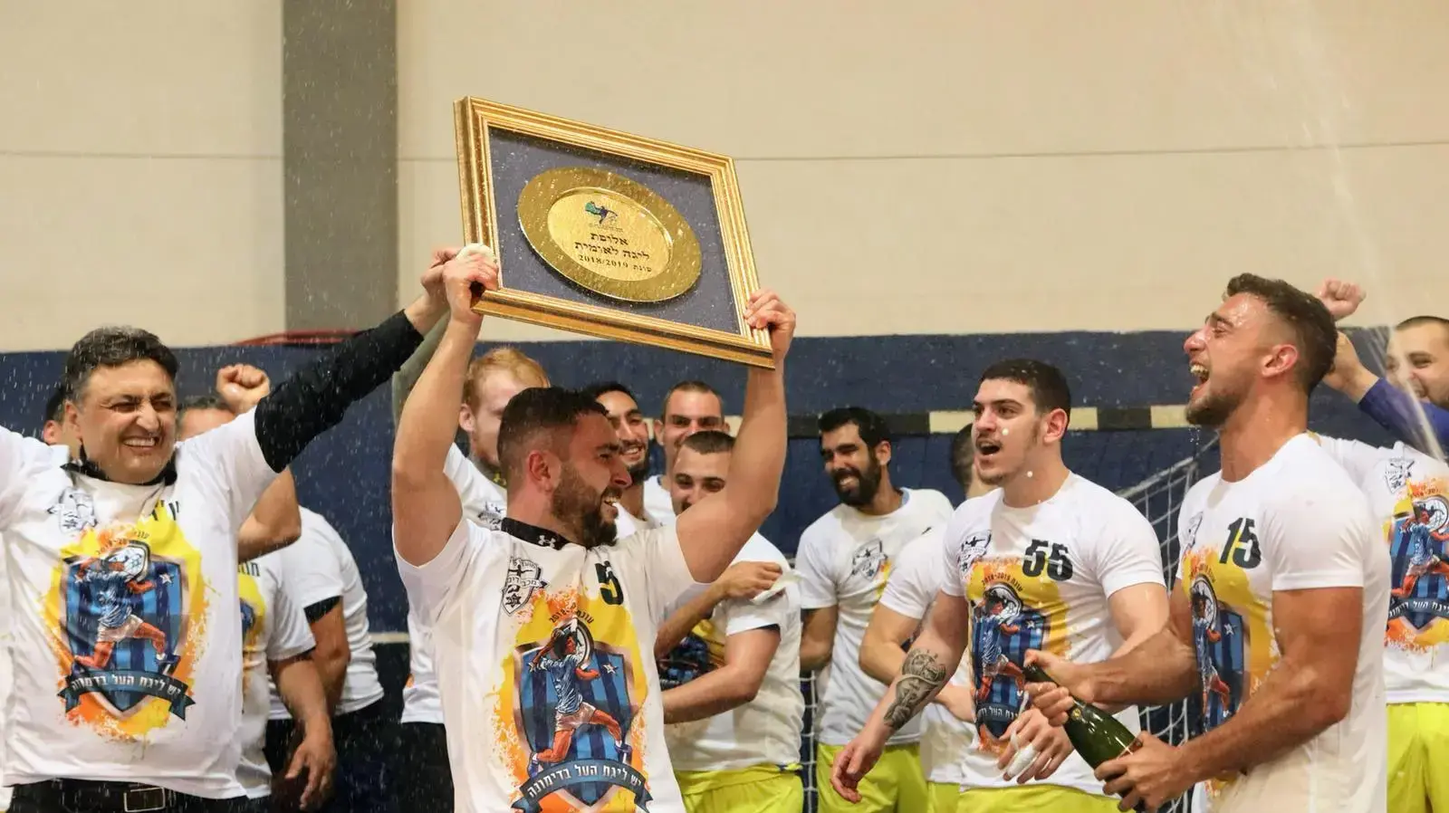 שחקני מכבי דימונה כדוריד חוגגים עלייה היסטורית לליגת העל