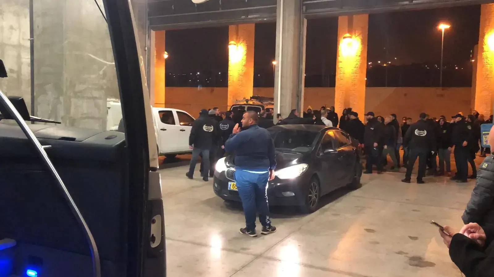 אוהדי בית"ר ירושלים מקללים את שחקני בני סכנין