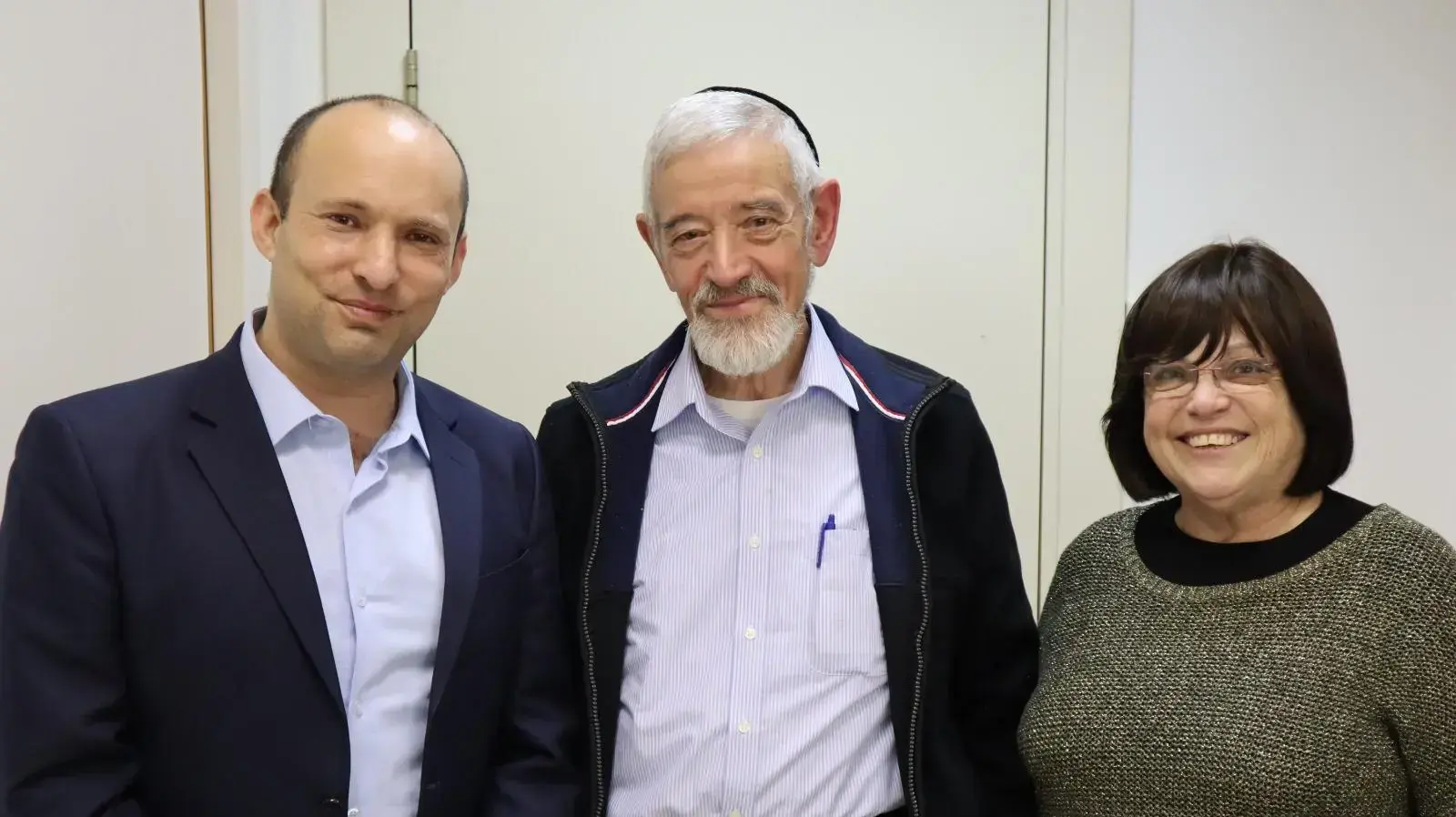 שר החינוך, נפתלי בנט מעדכן את כלה וחתן פרס ישראל  לשנת תשע״ט מייסדי עמותת ״זיכרון מנחם״, מירי וחיים ארנטל 2 באפריל 2019