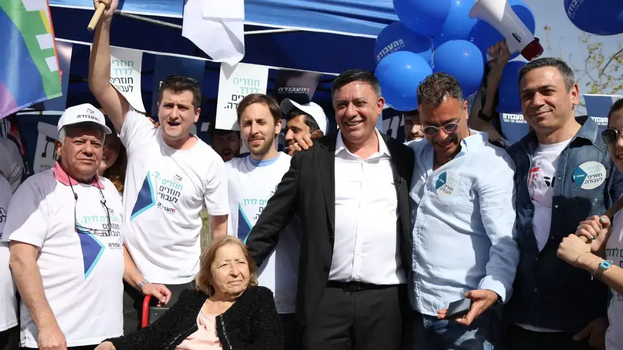אבי גבאי מצביע בירושלים עם אמא שלו, 9 באפריל 2019