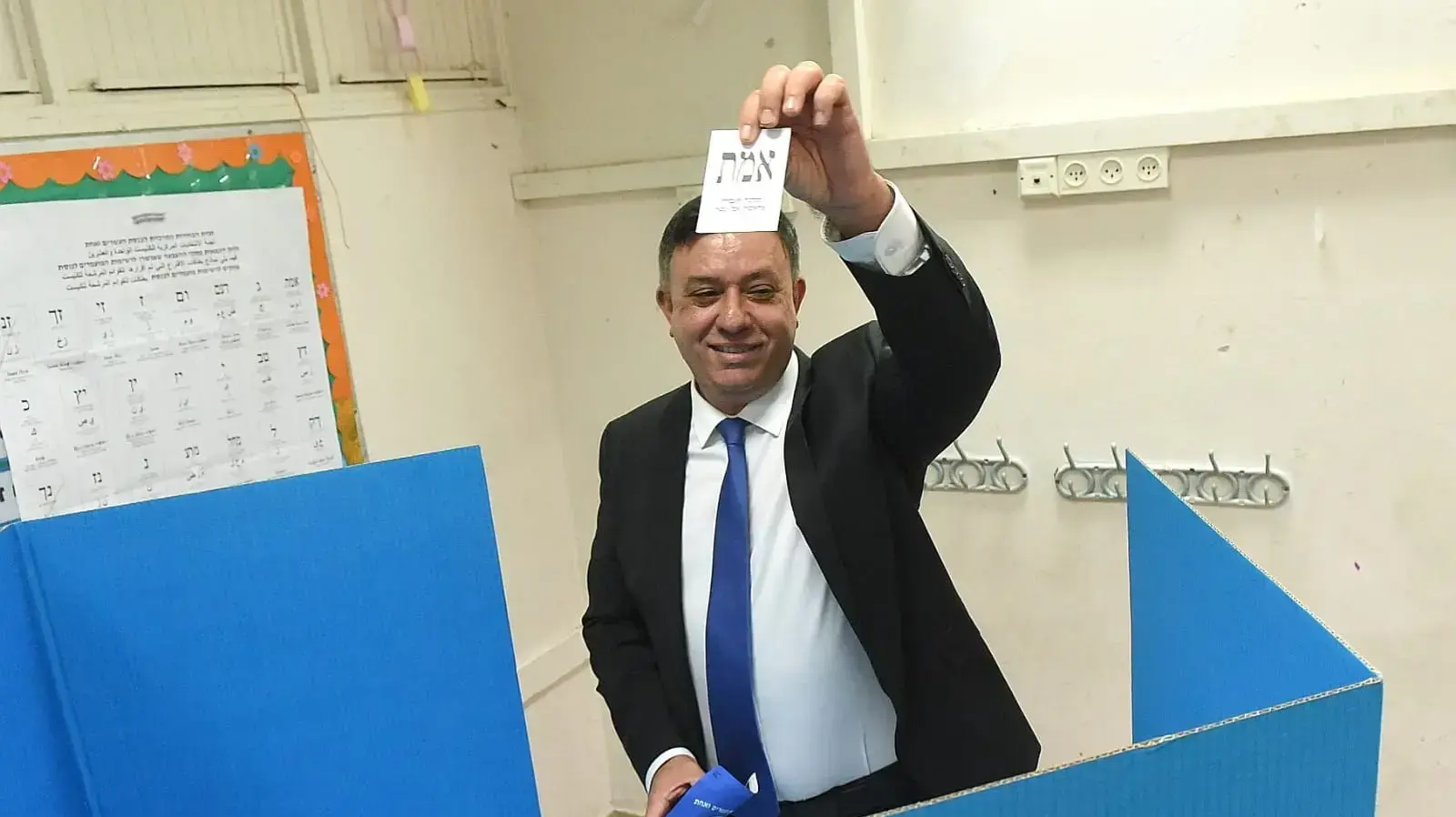 אבי גבאי מצביע עם משפחתו בתל אביב, 9 באפריל 2019