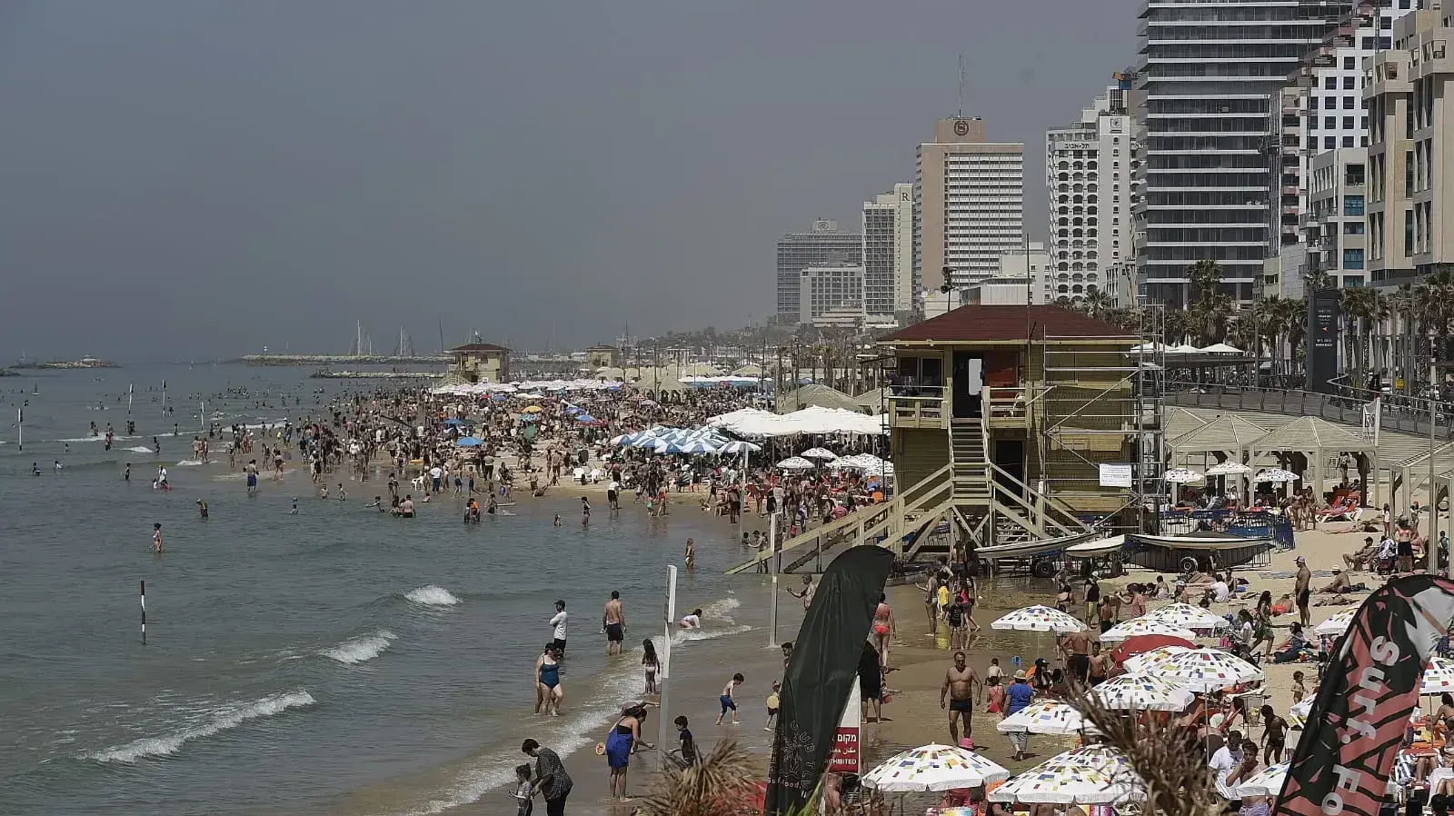 מתרחצים ביום הבחירות, תל אביב, 9 באפריל 2019