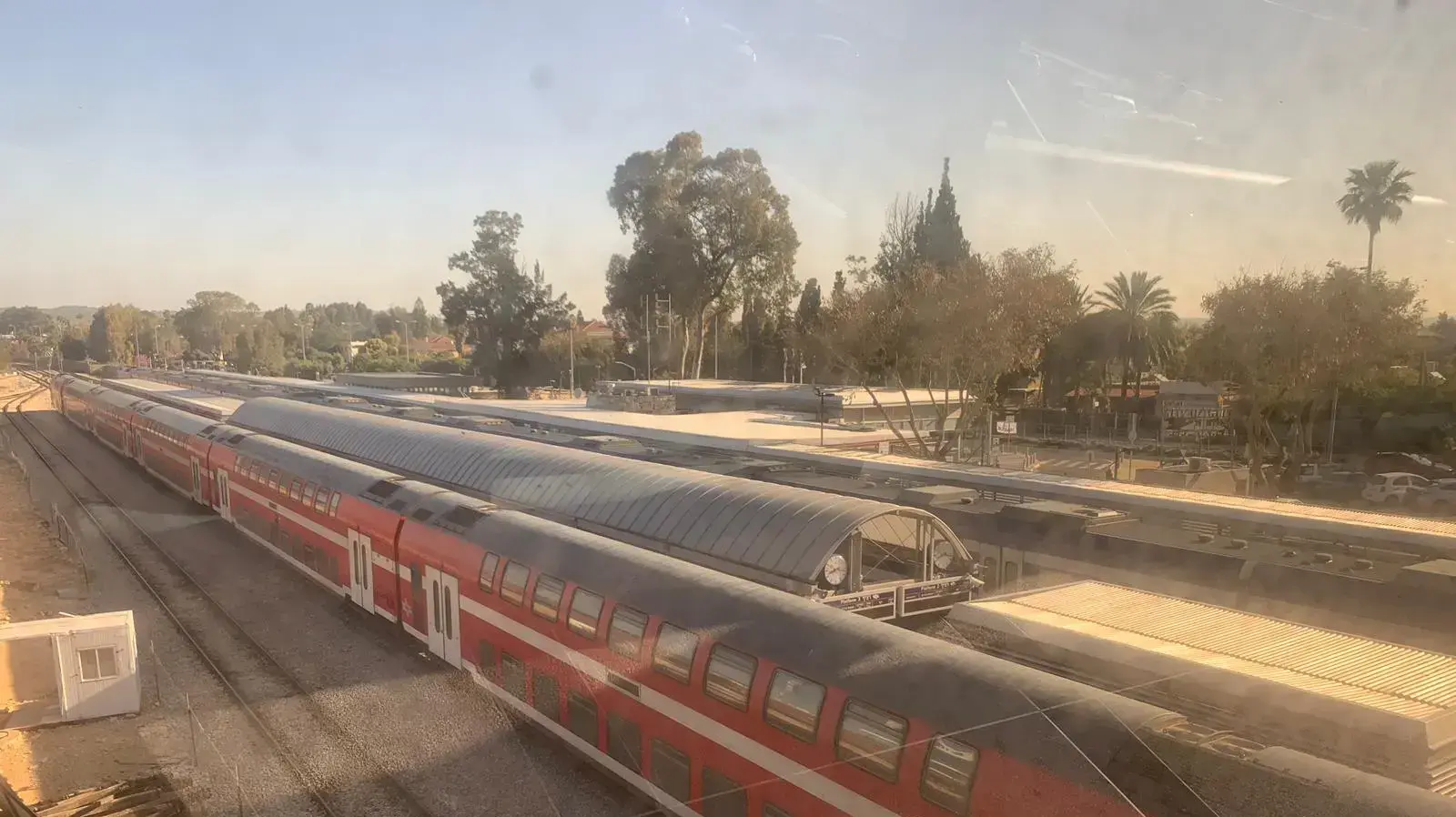 רכבות בבנימינה שעצרו בתחנה והורידו נוסעים