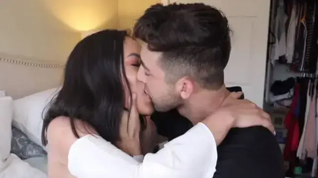 היוטיובר כריס מונרו מנשק את אחותו
