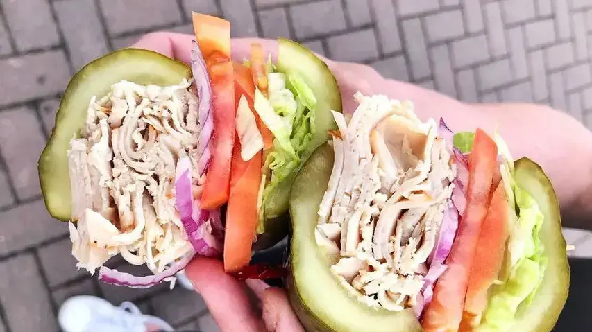 סנדביץ' בתוך מלפפון חמוץ