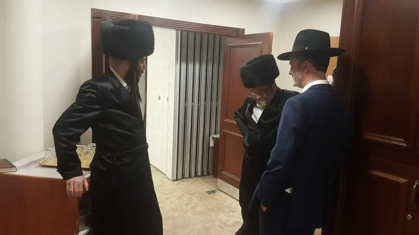 משה גפני מחוץ לחדרו של האדמו"ר בירושלים, היום. 23.04.2019