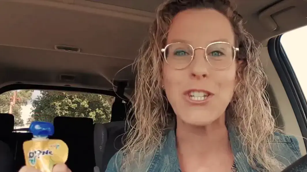 רביטל ויטלזון יעקבס, סטנדאפיסטית, בסרטון שטראוס