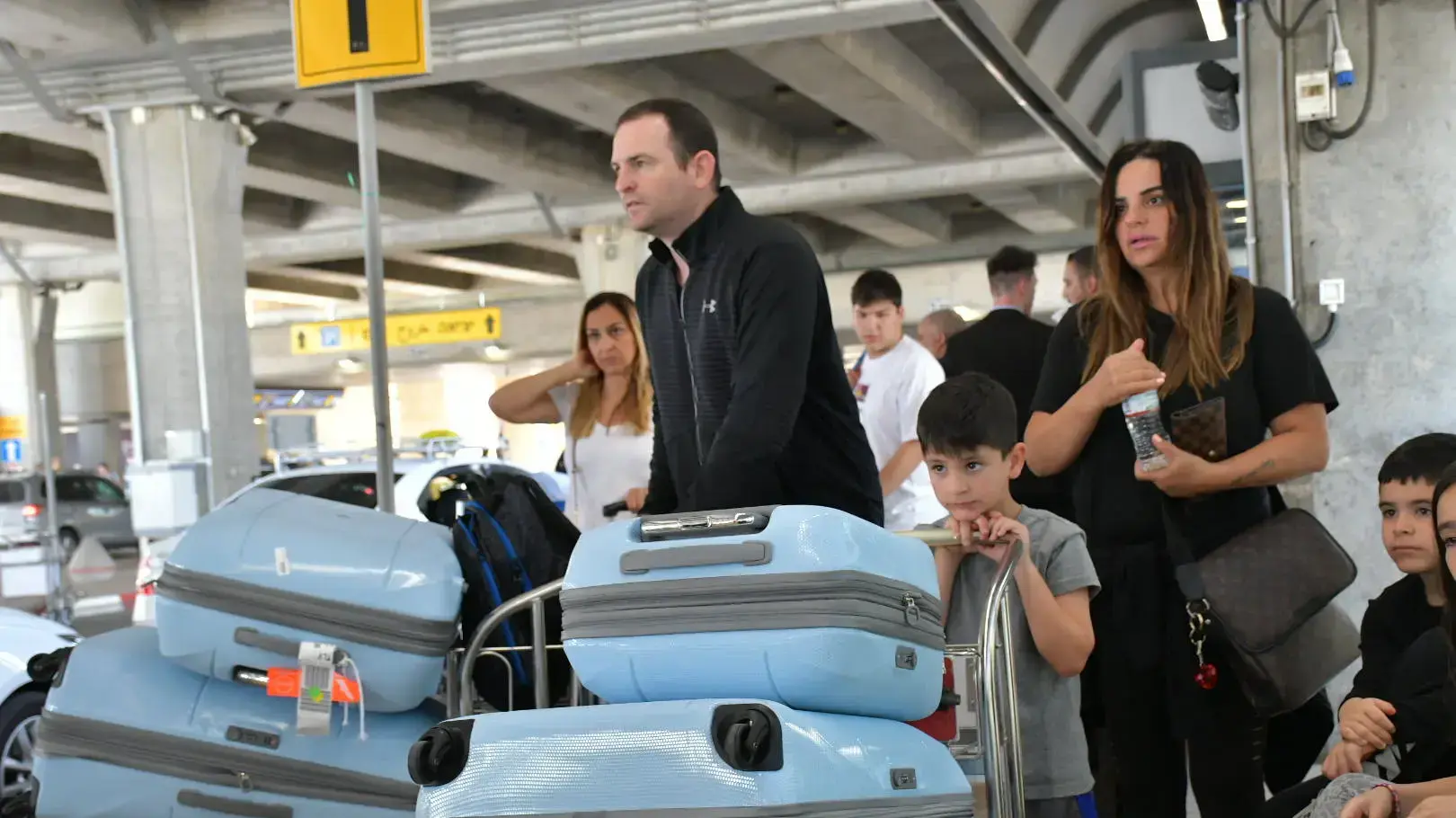 אופירה אסייג עם גילי מנקין והמשפחה בנתב"ג