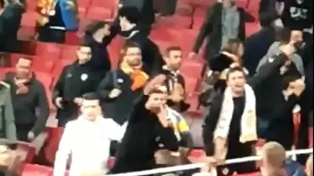 אוהד ולנסיה מצדיע במועל יד לעבר אוהדי ארסנל אוהד ולנסיה מצדיע במועל יד לעבר אוהדי ארסנל