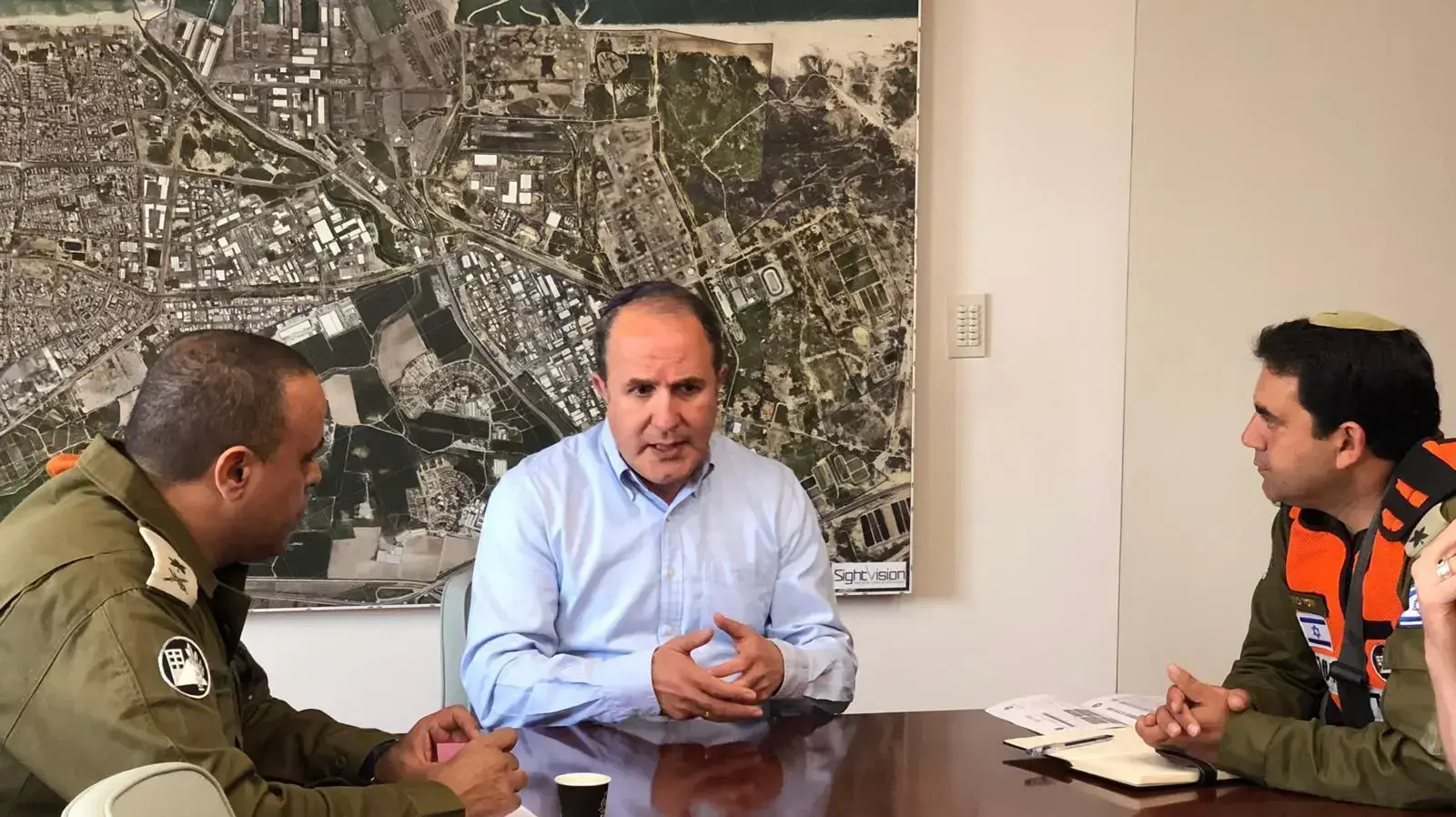 מפקד פיקוד העורף, האלוף תמיר ידעי ומפקד מחוז דרום, אלוף-משנה יוסי כהן נפגשו בעיריית אשדוד עם ראש עיר אשדוד, מר יחיאל לסרי. 


.