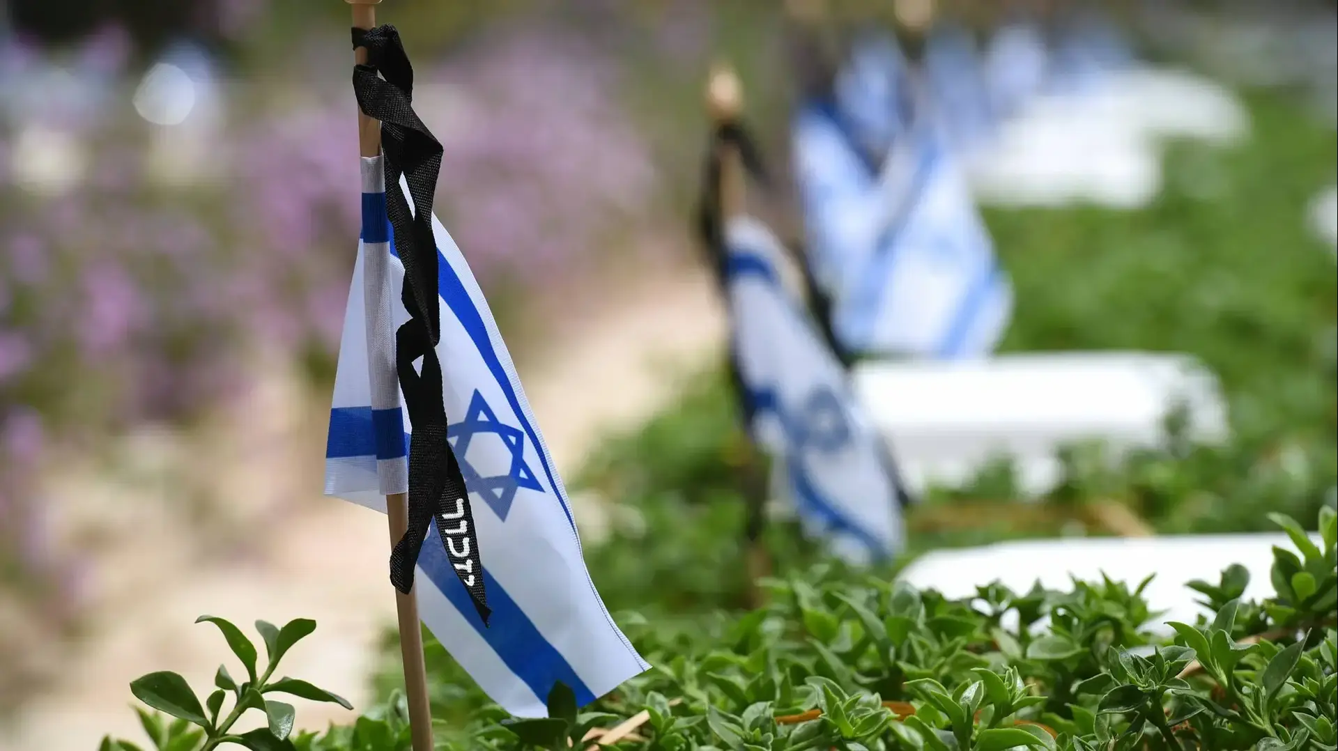 קרית שאול-לקראת יום הזכרון לחללי צה"ל, הכנות בבית עלמין
בקרית שאול ובנחלת יצחק, 7 במאי 2019