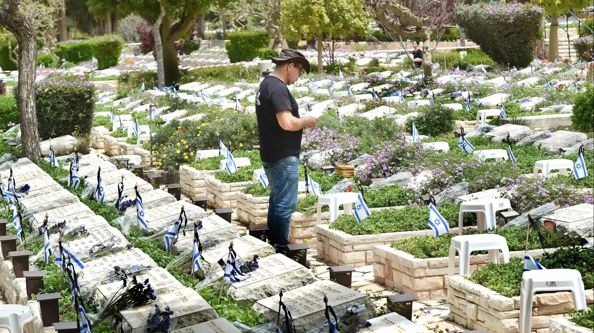 -לקראת יום הזכרון לחללי צה"ל, הכנות בבית עלמין
בקרית שאול ובנחלת יצחק, 7 במאי 2019